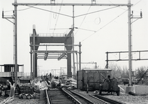 170414 Gezicht op de in aanbouw zijnde nieuwe spoorbrug over de Vecht te Weesp, in verband met de bouw van de Flevolijn.